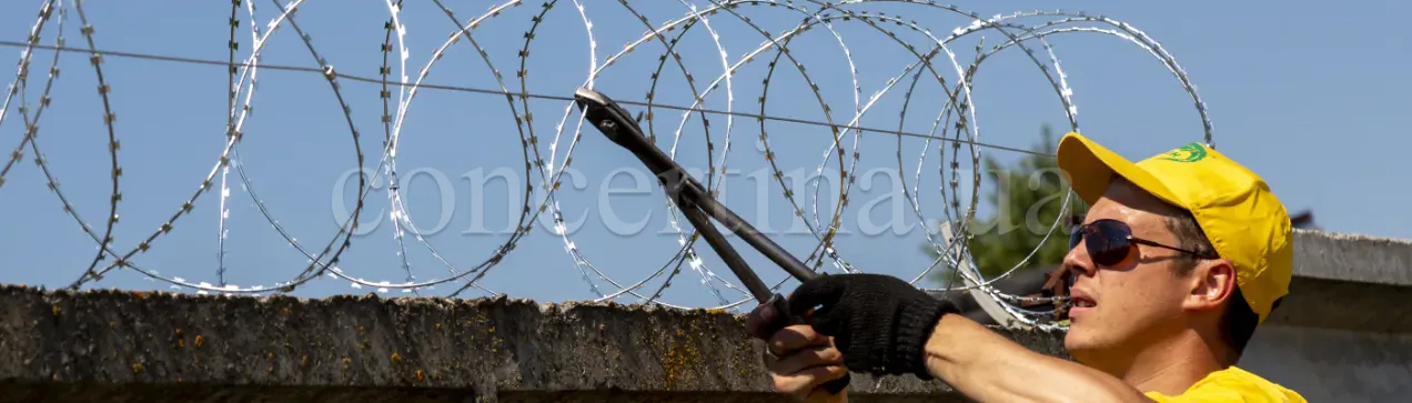 Монтаж колючого дроту