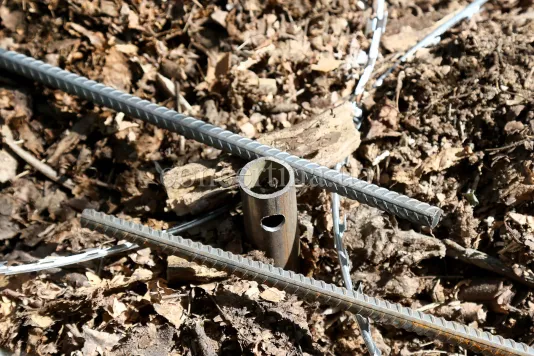 Винтовая свая и арматура для монтажа колючей проволоки