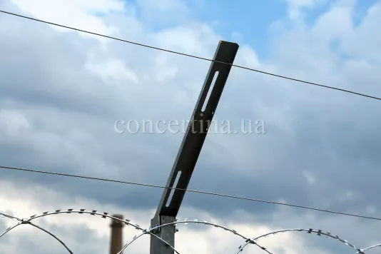 Натяжная проволока для монтажа козырька из плоского барьера