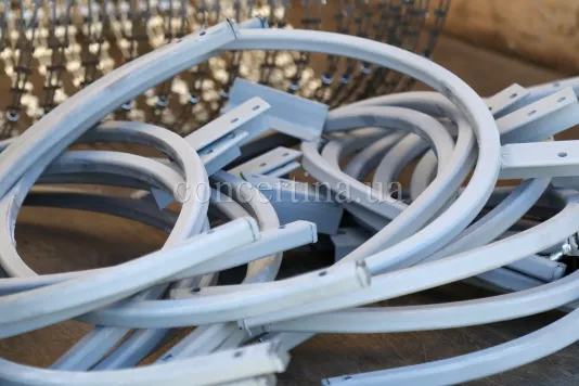 U-образные кронштейны, подготовленные к монтажу Концертины