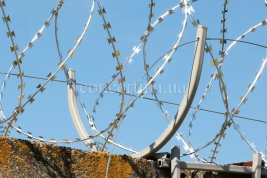 Спиральный барьер Концертина на U-образном кронштейне