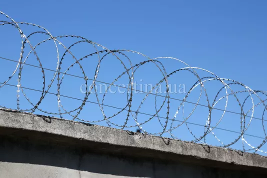 Спиральный барьер безопасности Концертина на бетонном заборе