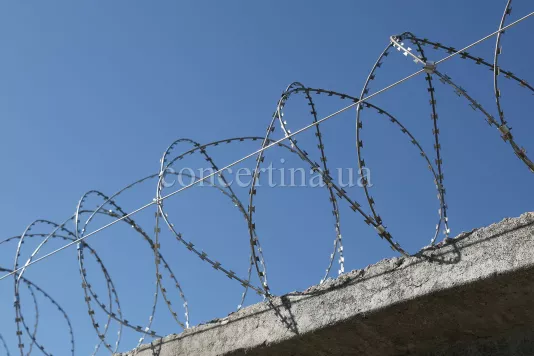 Спиральный барьер Концертина на заборе