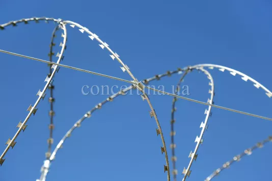 Спиральный барьер безопасности Концертина крупным планом