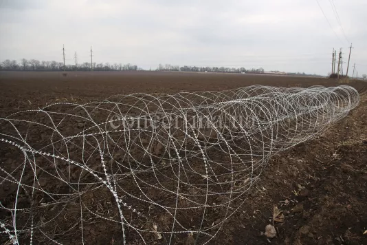 Две спирали колюче-режущей сети Концертина