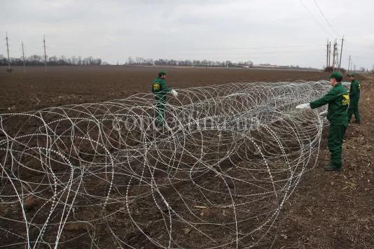 Установленная колюче-режущая сеть Концертина