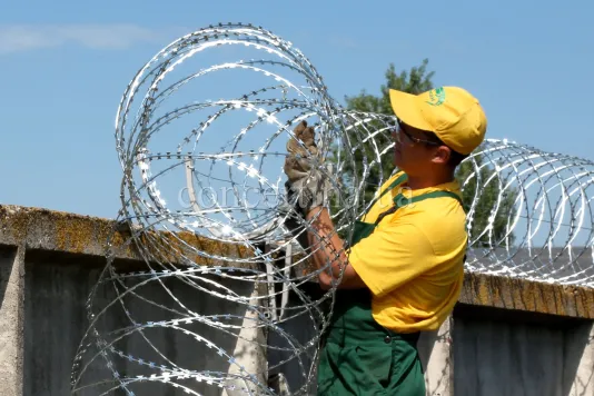 Встановлення спірального бар'єру безпеки Концертина