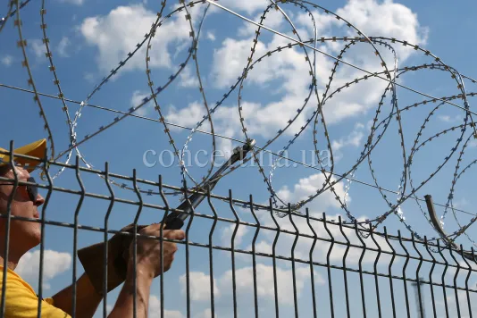 Встановлення спірального загородження Концертина на паркан з зварної сітки