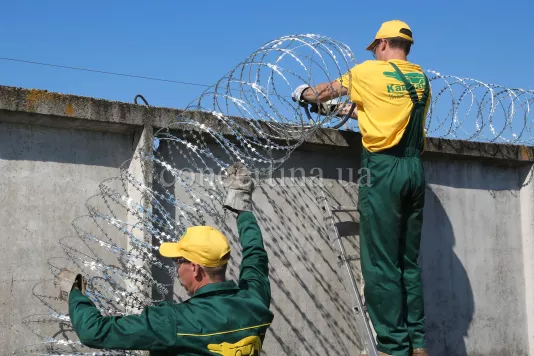 Монтаж колючого дроту Концертина на об'єкті