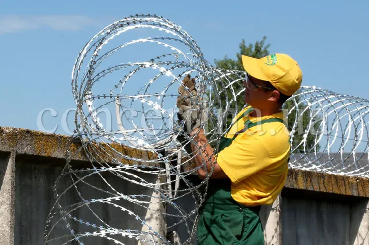 Монтаж колючого дроту